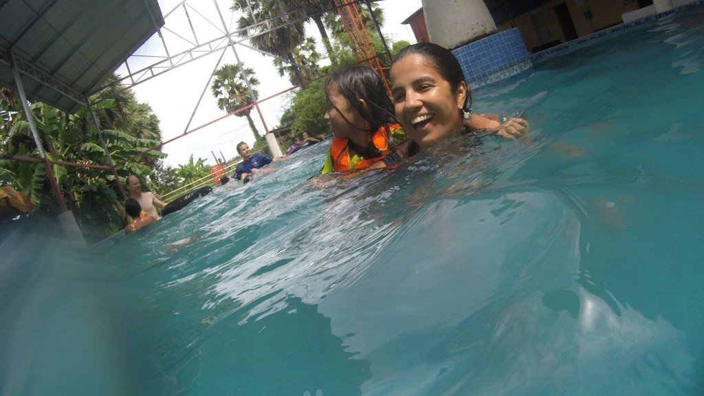 Camboja - Domingo era dia de nadar com as crianças na piscina da comunidade. Foto by: Graziele Inácio